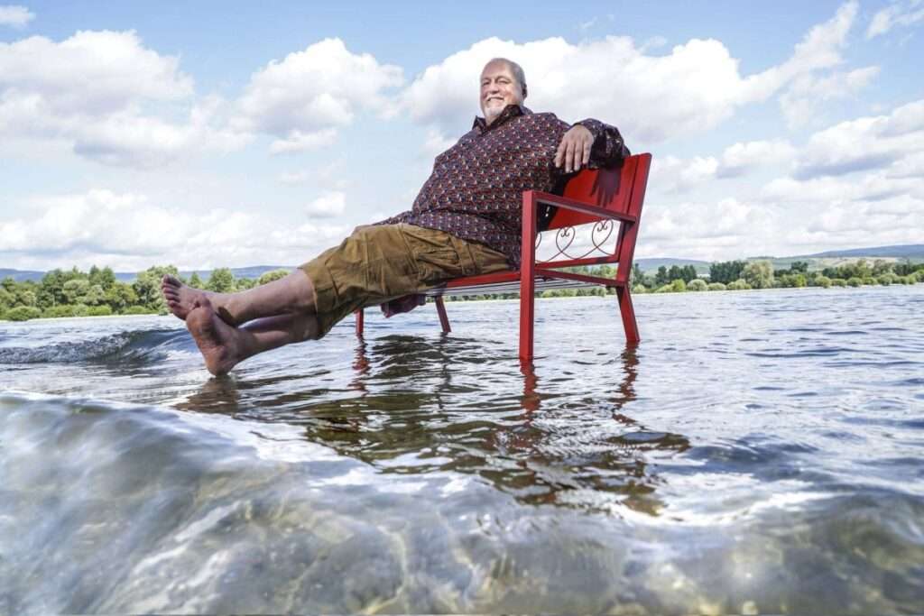 Der Meister und die Gitarre 5 Portrait-Mann-auf-der-Bank-im-Fluss-1-1200x800 – TCG-Ohof Meinersen